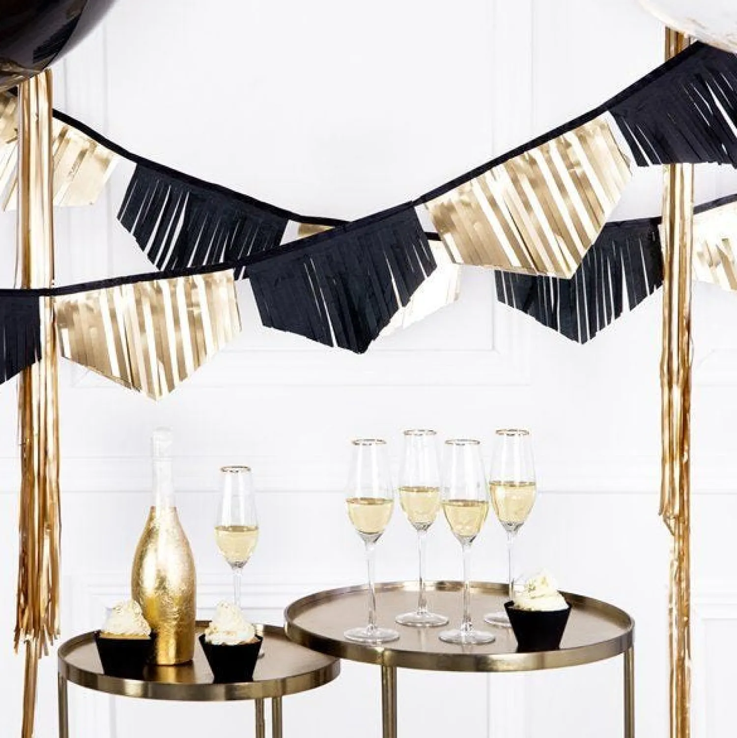 Party Delights Black & Gold Scalloped Fringe Garland - 3M< Hanging Decorations