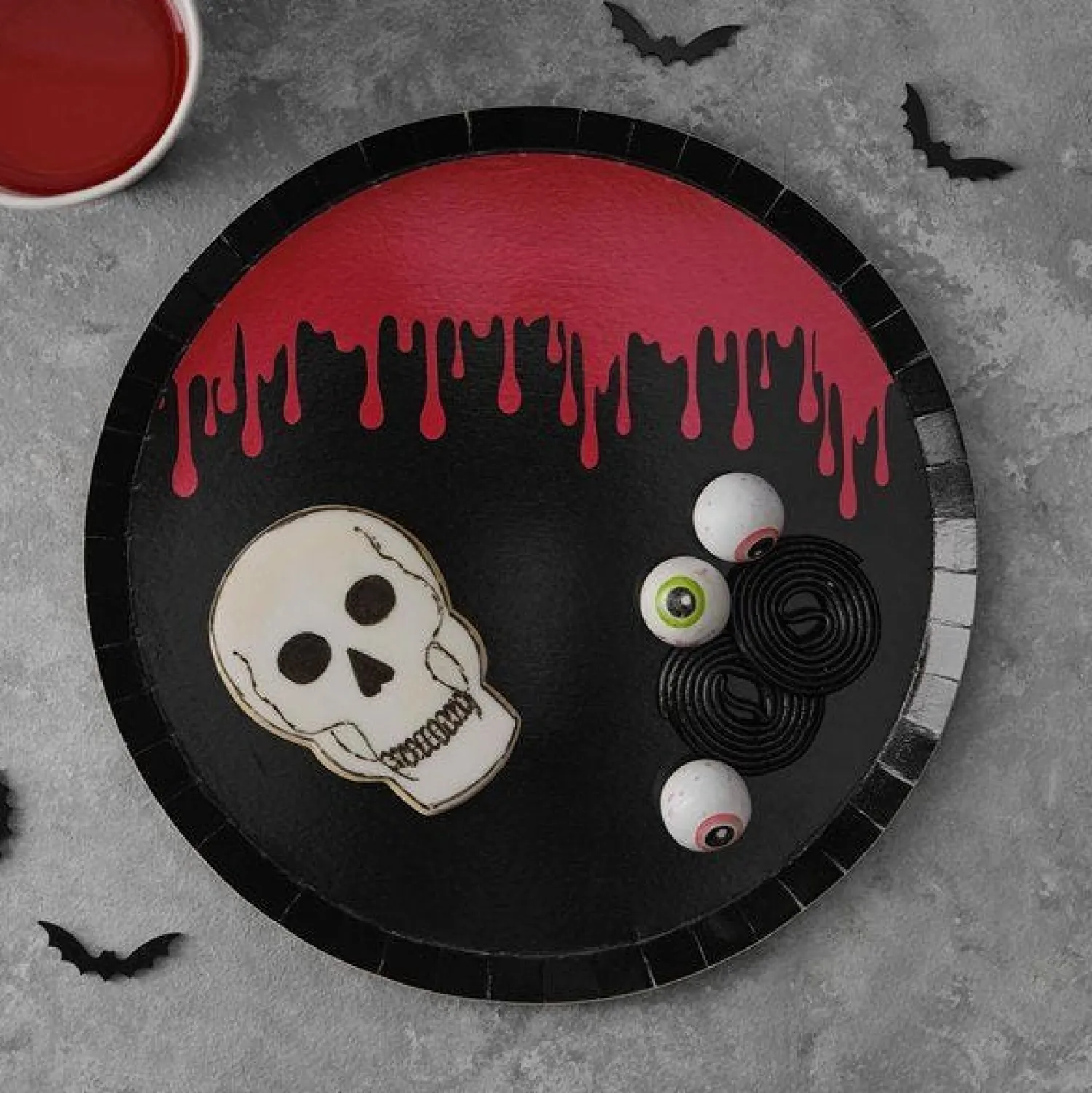 Bloody Paper Plates - 25Cm (8Pk)<Party Delights Discount