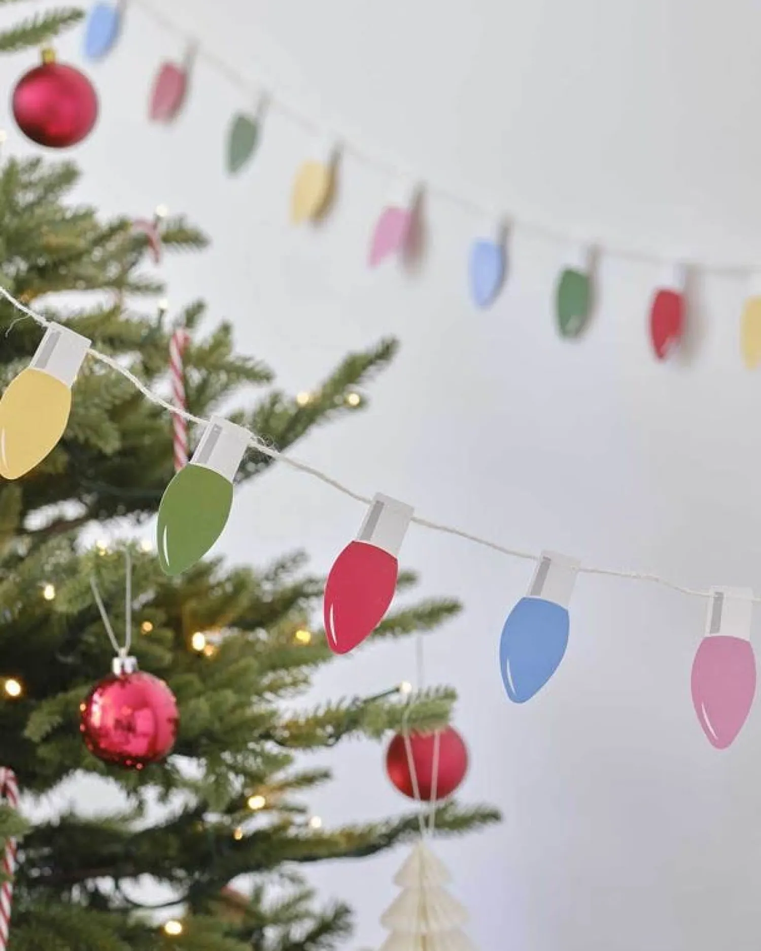 Multi-Coloured Christmas Lights Paper Garland - 5M<Party Delights
