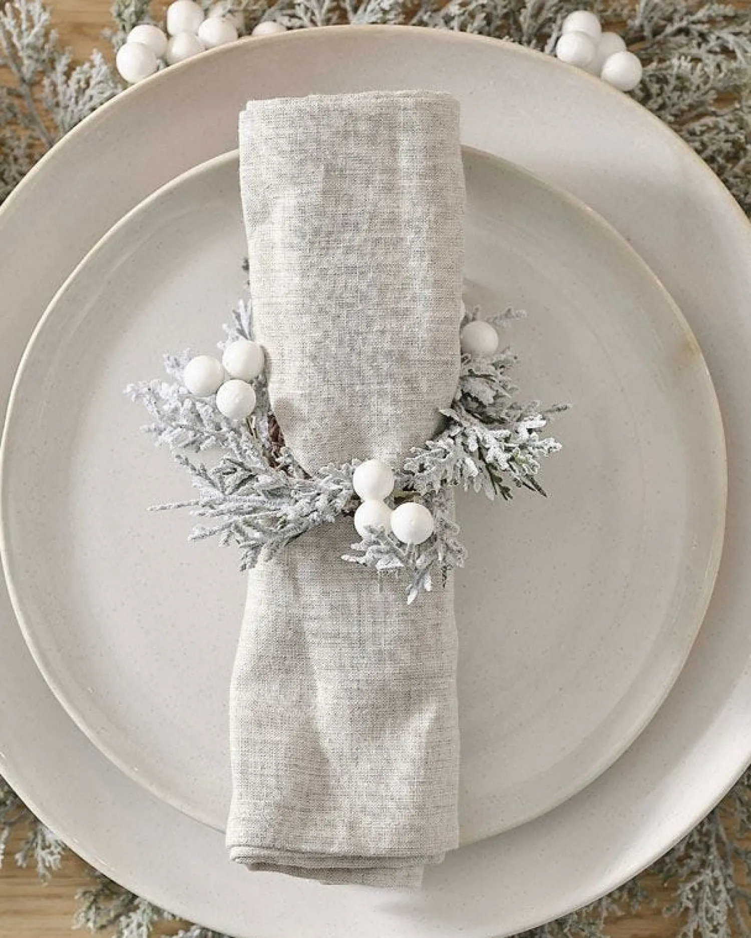 Snowy Foliage And White Berries Napkin Rings (4Pk)<Party Delights Hot