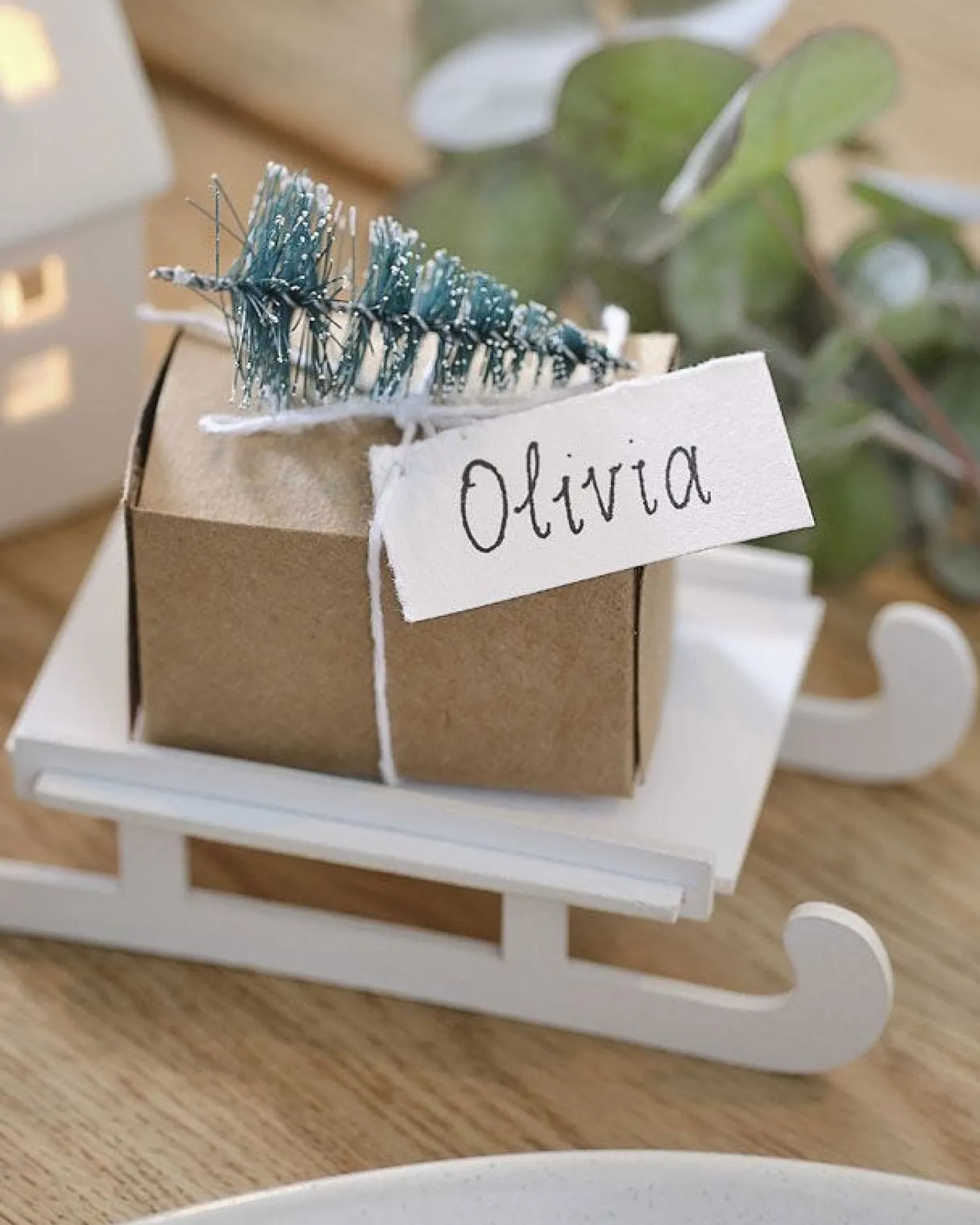 Wooden Sleigh With Gift Box & Tag Place Card Holder (4Pk)<Party Delights